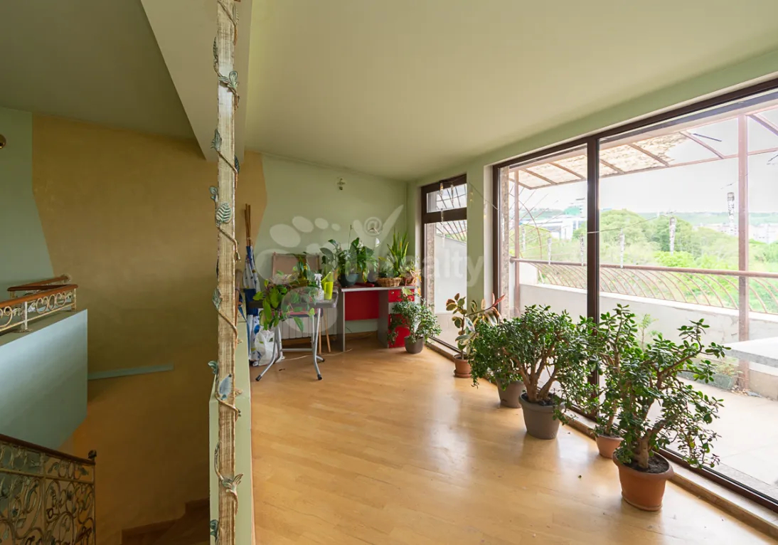 5 bedroom apartment for sale Zakyan St, Center Yerevan, 160371