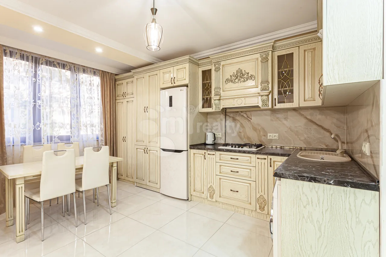 2 bedroom apartment for rent خیابان م. خورِناتسی, مرکز شهر ایروان, 161398