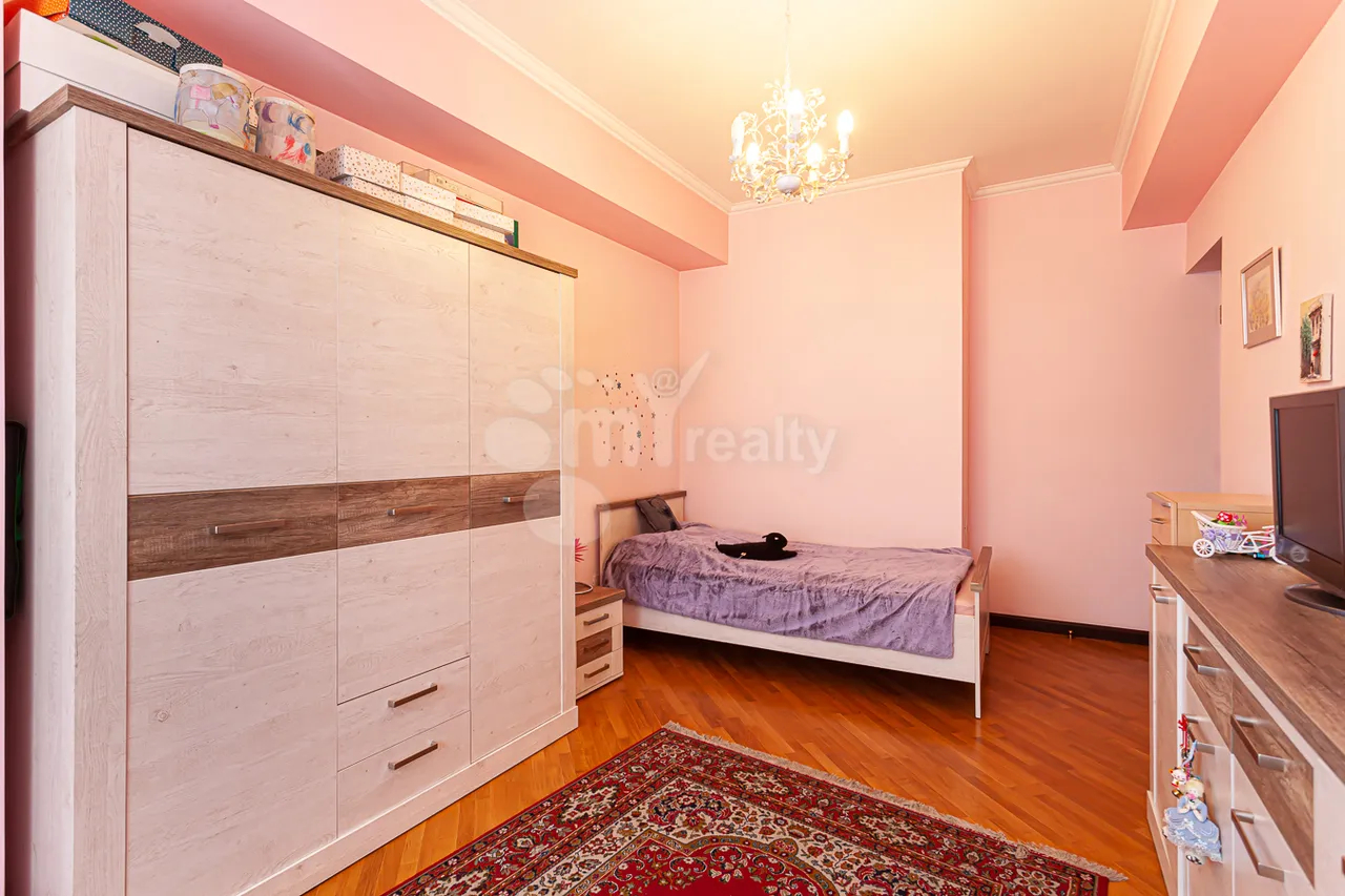 4 bedroom apartment for rent Amiryan St, Center Yerevan, 161520