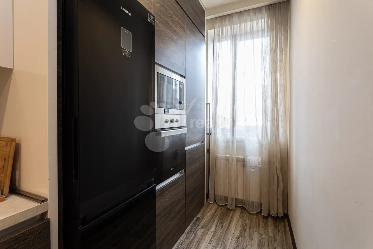 4 սենյականոց բնակարան  Մաշտոցի պող, Կենտրոն Երևան, 159618