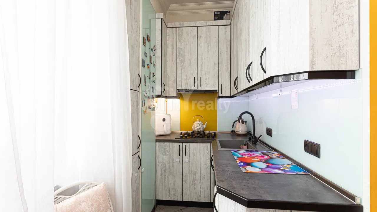 2 bedroom apartment for sale خیابان م. خورِناتسی, مرکز شهر ایروان, 160015