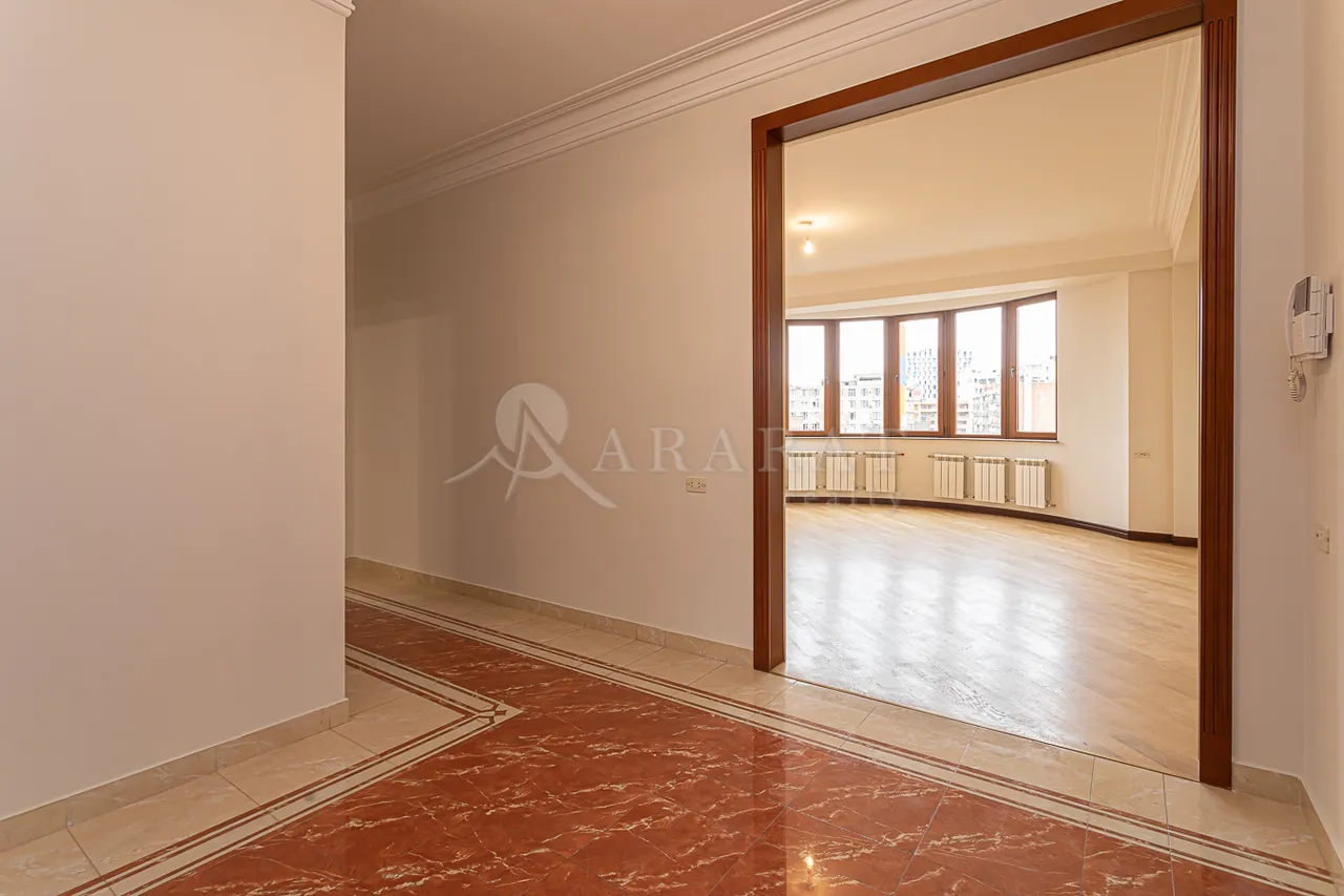 Купить 3 комнатную квартиру Вардананц ул, Центр Ереван, 157554