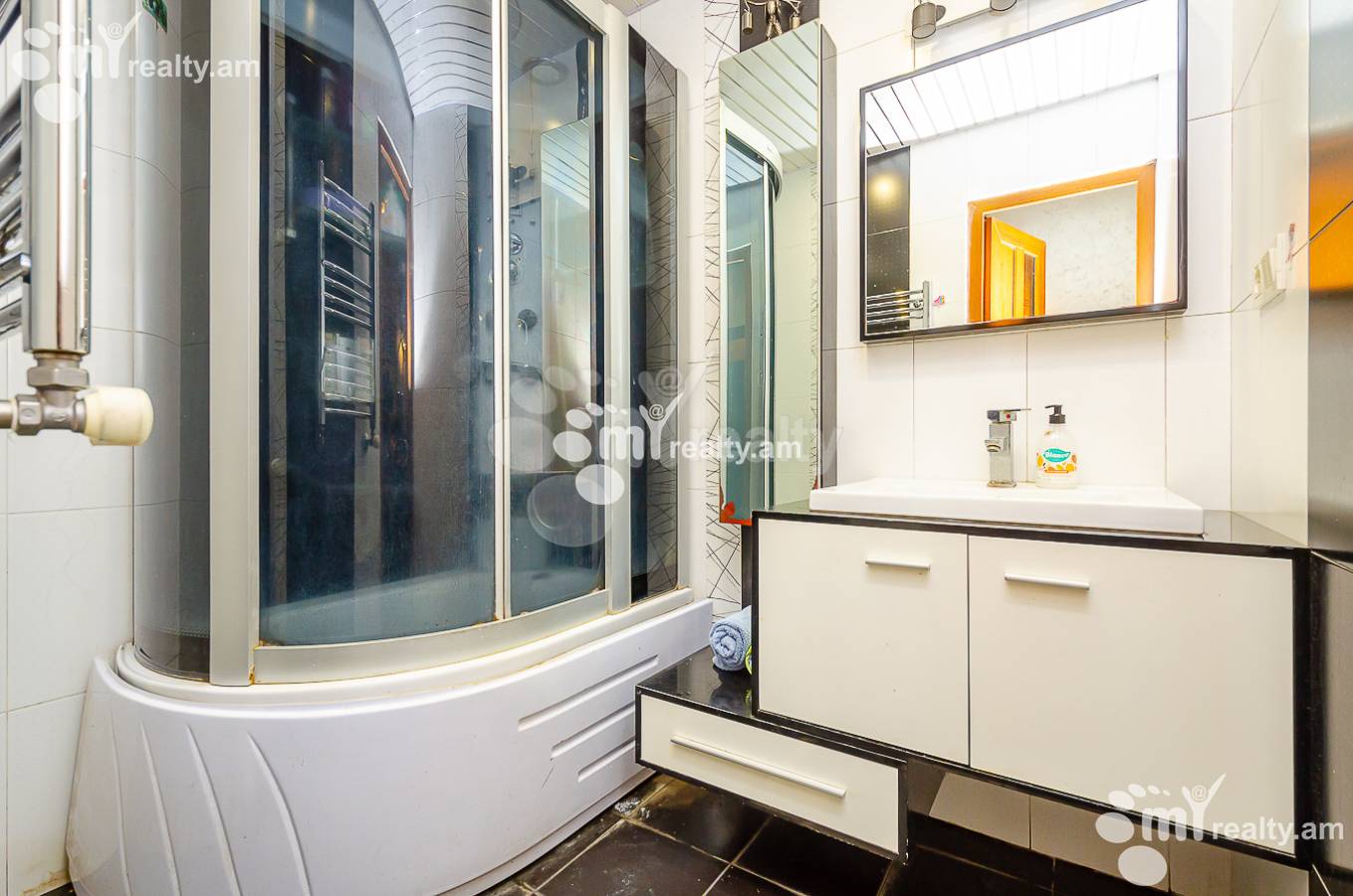 Купить 3 комнатную квартиру Тпагричнер ул, Центр Ереван, 150499