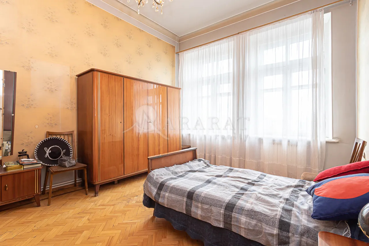 4 bedroom apartment for sale Isahakyan St, Center Yerevan, 158232