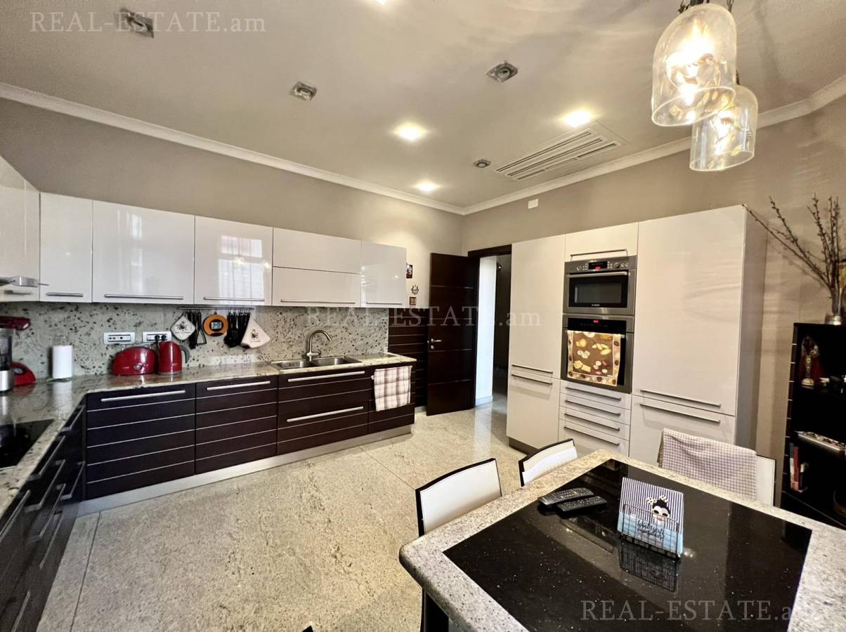 4 bedroom apartment for sale Northern (Hyusisayin)  Ave, Center Yerevan, 119236