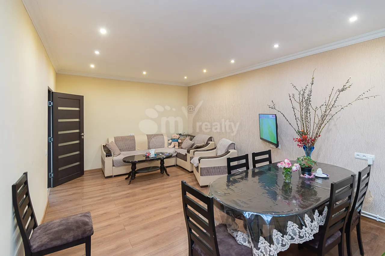 3 bedroom apartment for sale خیابان آزاتوتیان, عربگیر ایروان, 160246