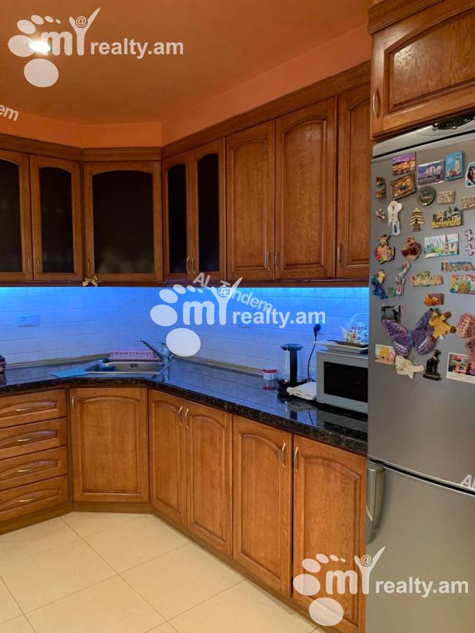 Купить 3 комнатную квартиру Мгер Мкртчян ул, Центр Ереван, 153494