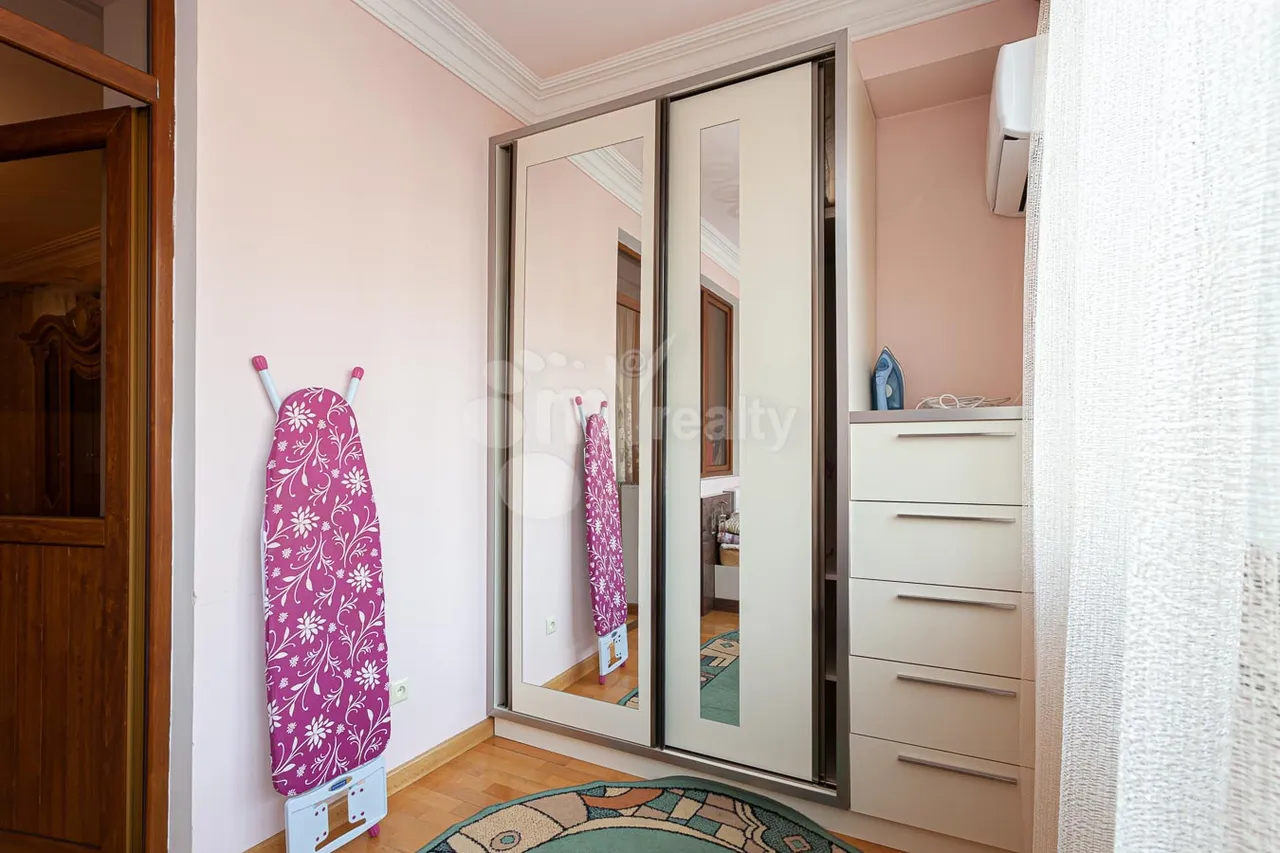 3 bedroom apartment for sale خیابان هامباردزومیان, عربگیر ایروان, 159978