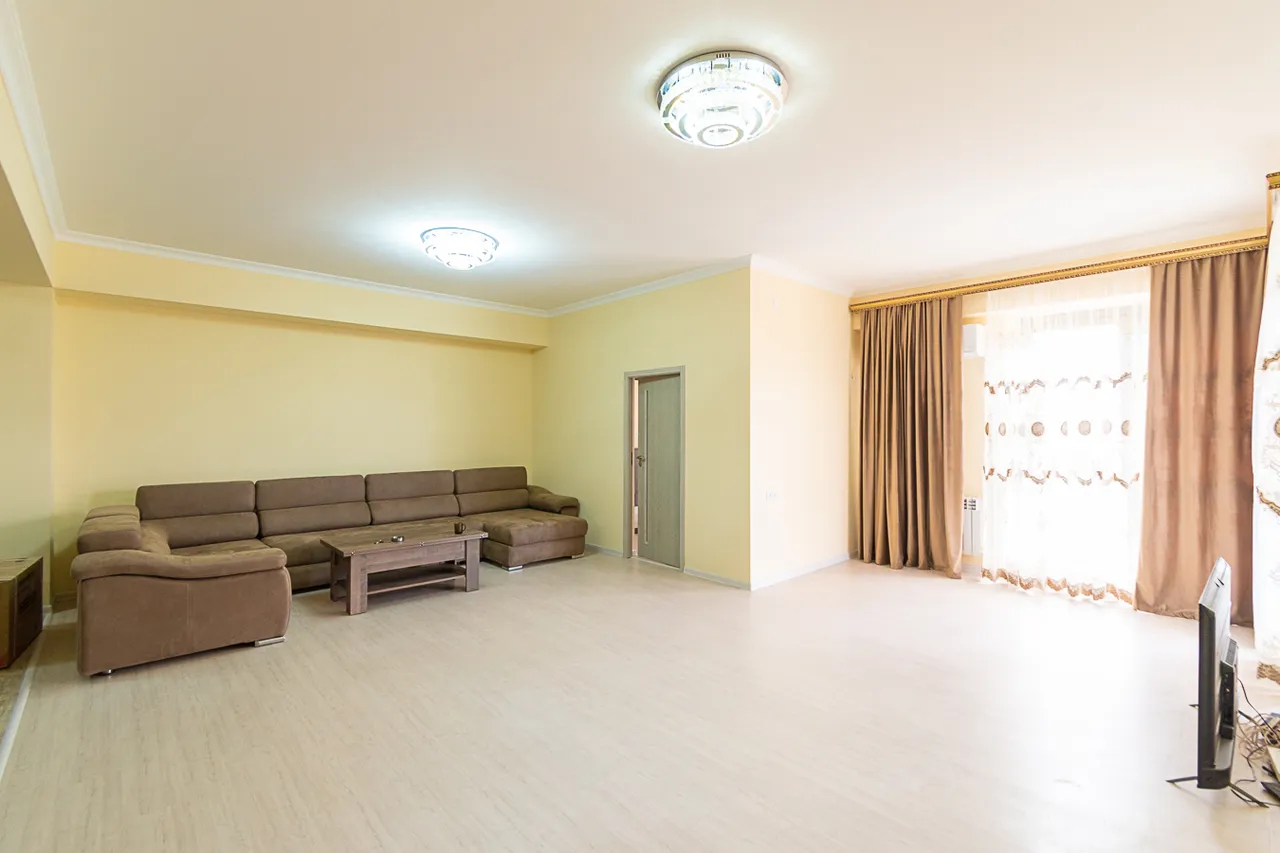 3 bedroom apartment for rent Paronyan St, Center Yerevan, 161921