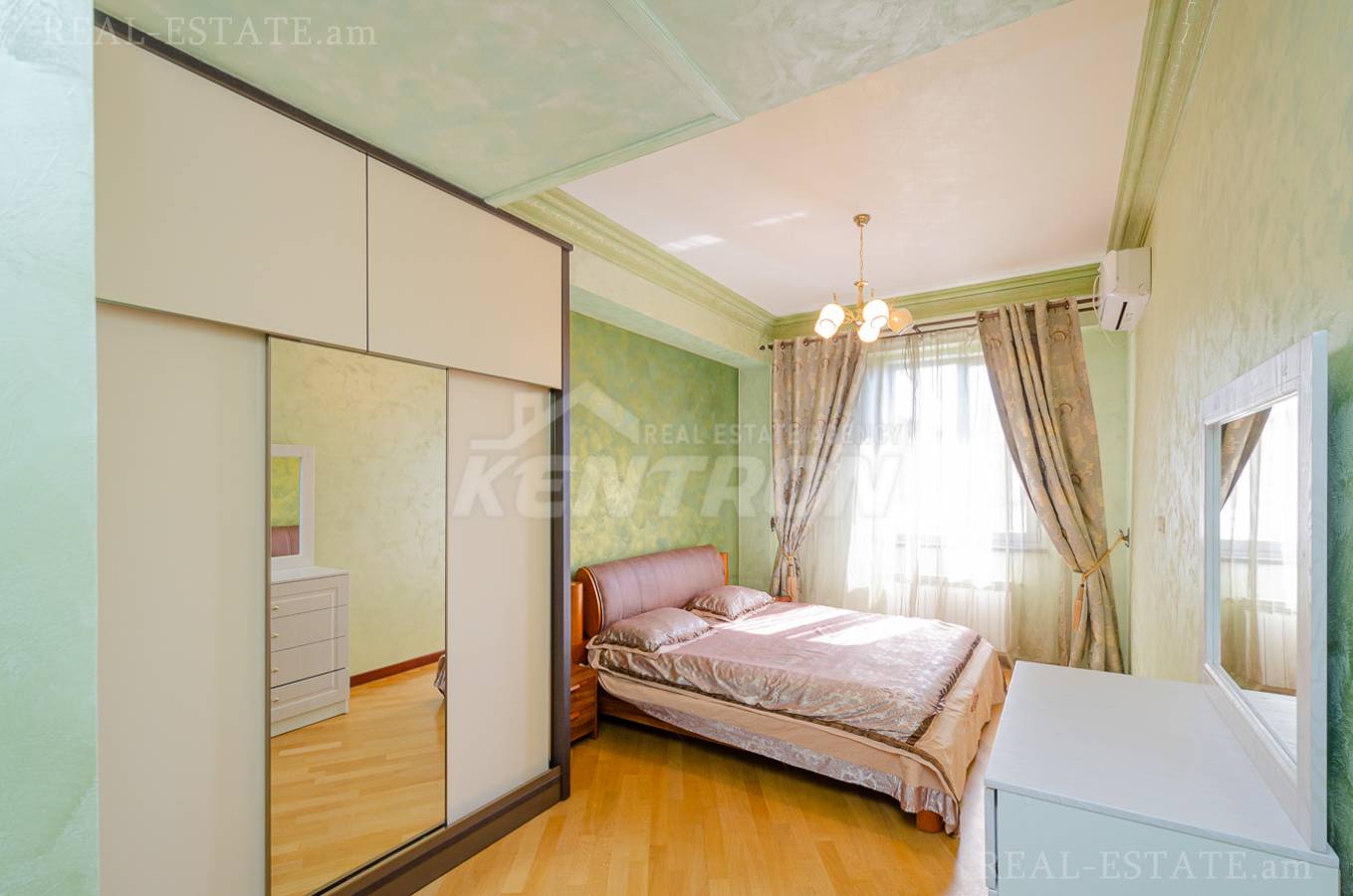 5 սենյականոց բնակարան  Հանրապետության փող, Կենտրոն Երևան, 137953