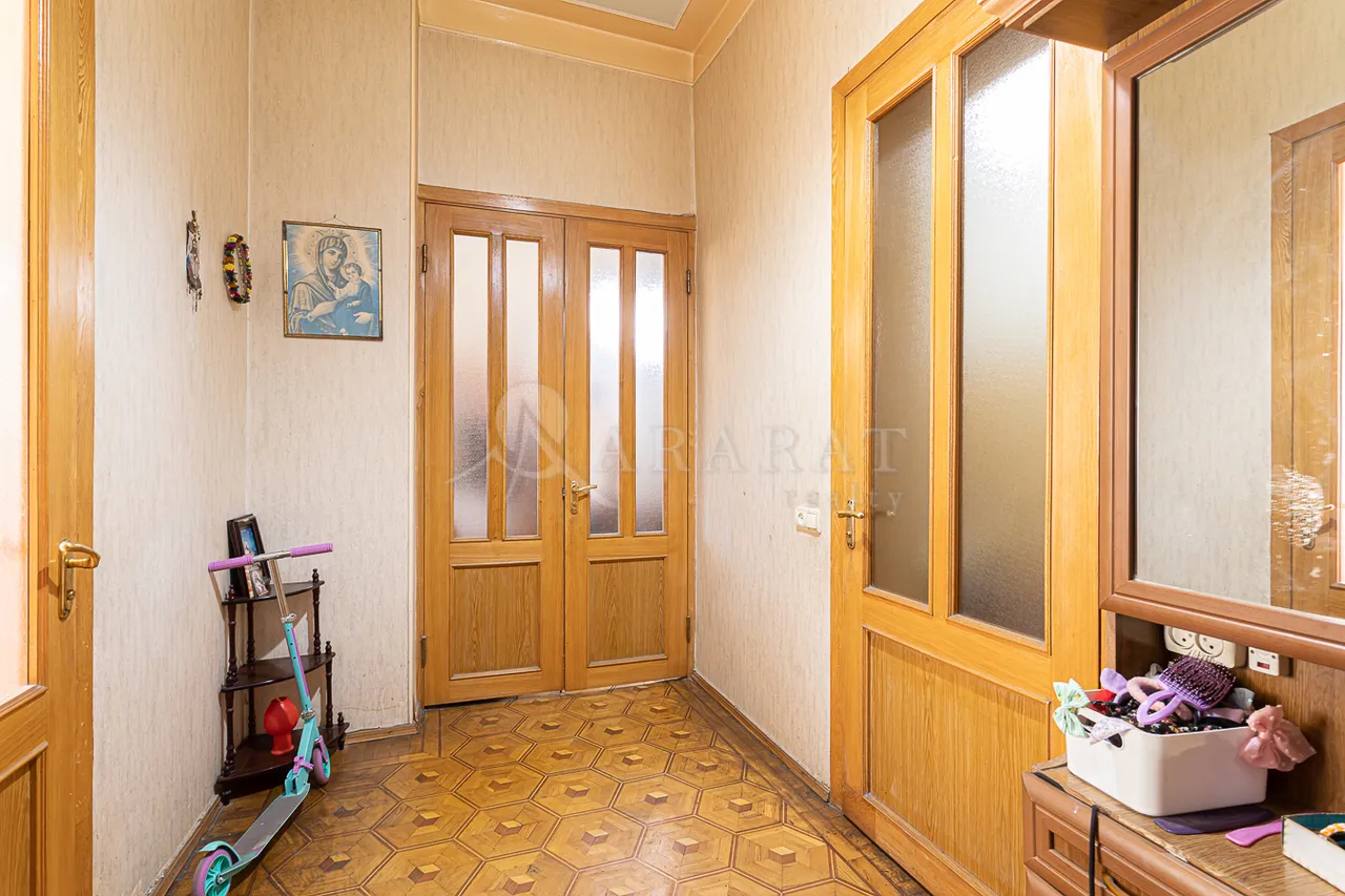 Купить 3 комнатную квартиру Паронян ул, Центр Ереван, 157420