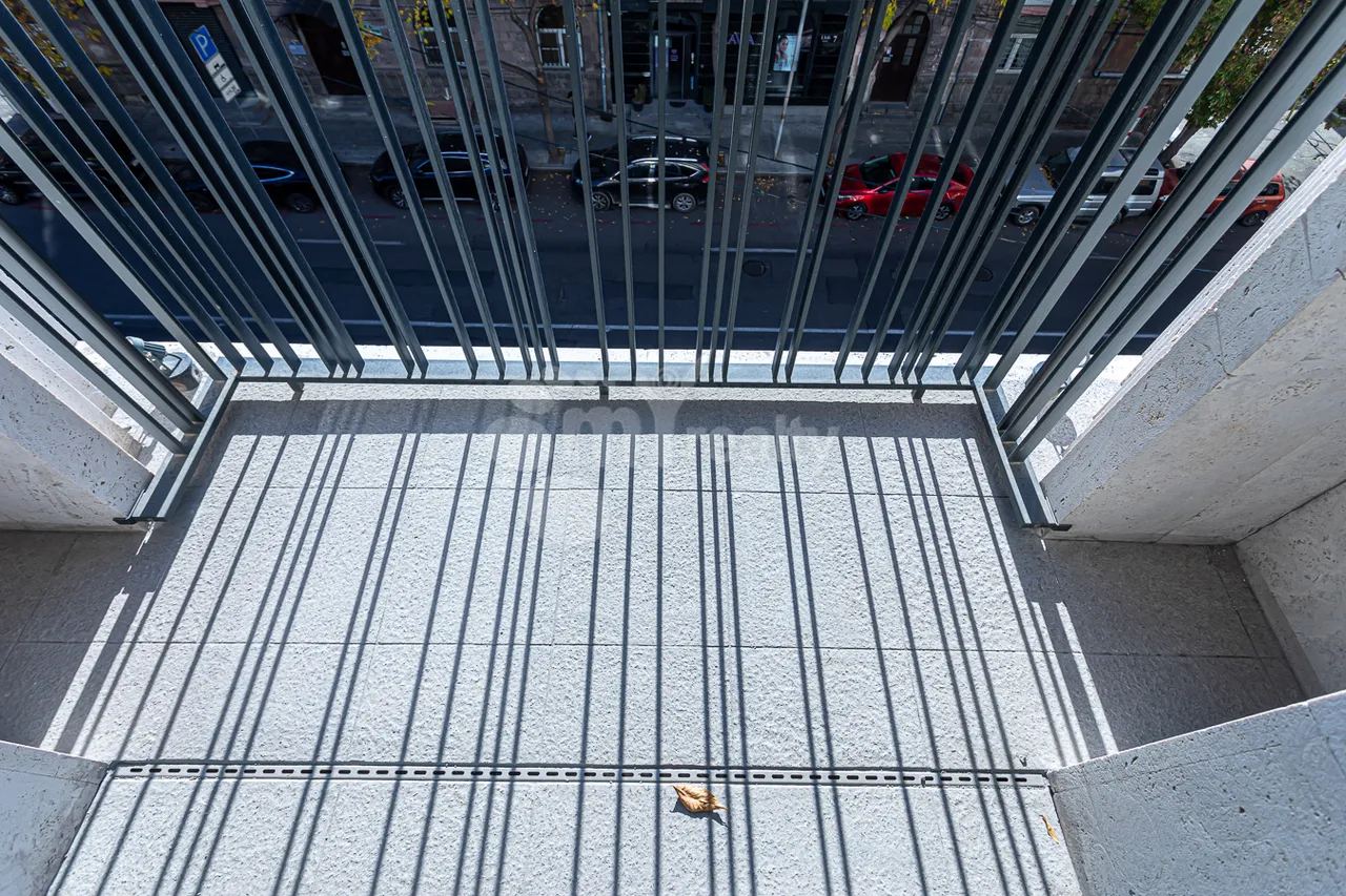 4 սենյականոց բնակարան  Լեոի փող, Կենտրոն Երևան, 157440