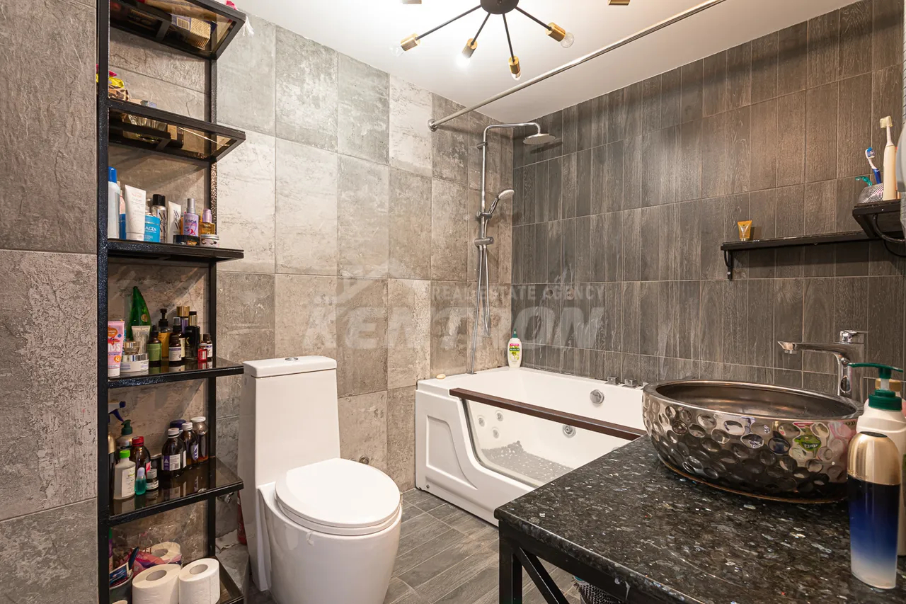 4 bedroom apartment for sale Frik St, Center Yerevan, 157945