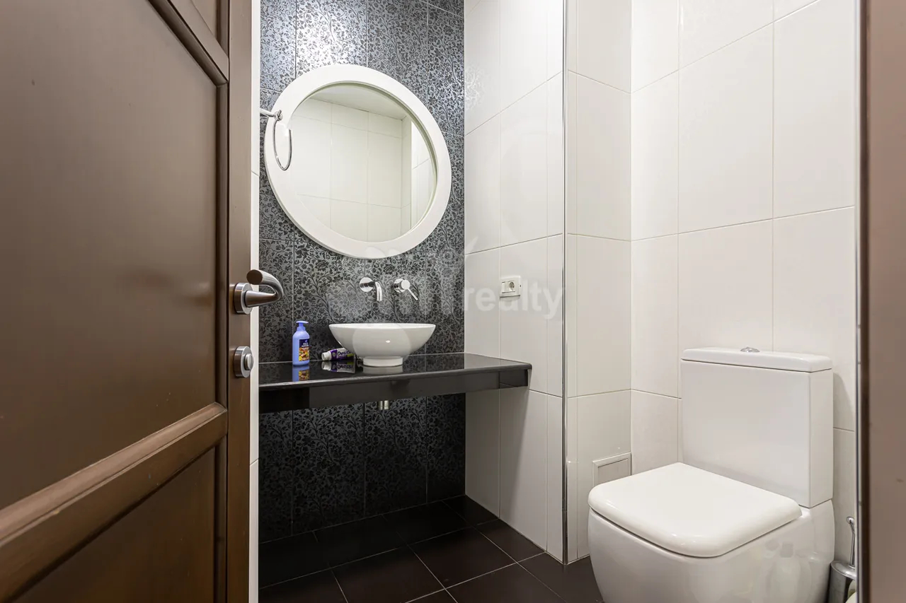 3 bedroom apartment for sale rue d'Amiryan, Center Yerevan, 160794