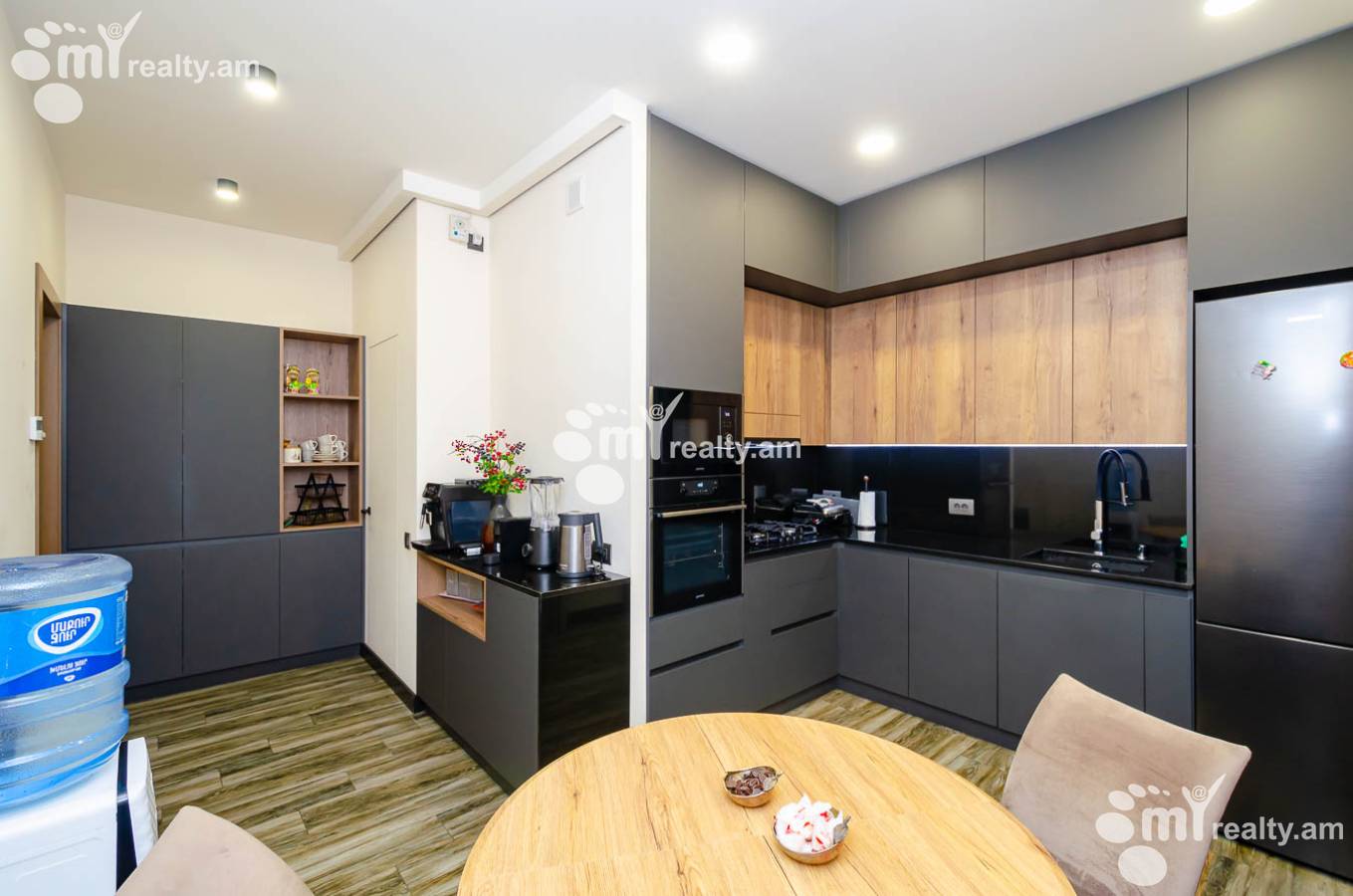 4 bedroom apartment for sale خیابان آرگیشتی, مرکز شهر ایروان, 143934