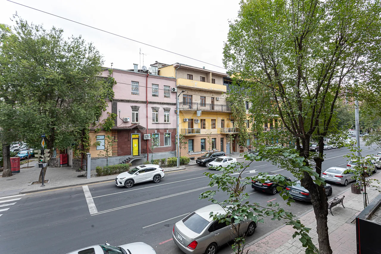 4 սենյականոց բնակարան  Հանրապետության փող, Կենտրոն Երևան, 159014