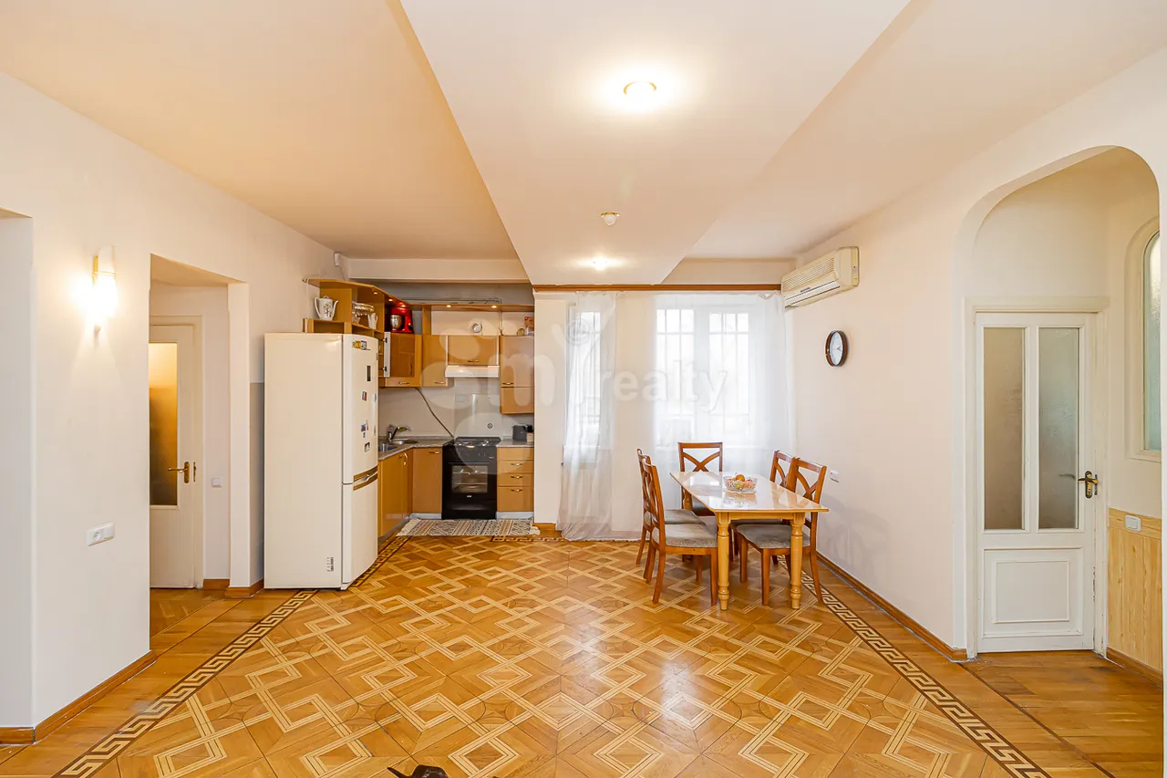 4 սենյականոց բնակարան  Աբովյան փող, Կենտրոն Երևան, 159935