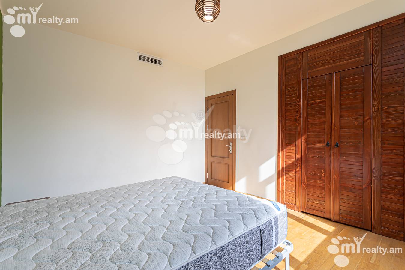 3 bedroom apartment for rent Antarayin St, Center Yerevan, 157028