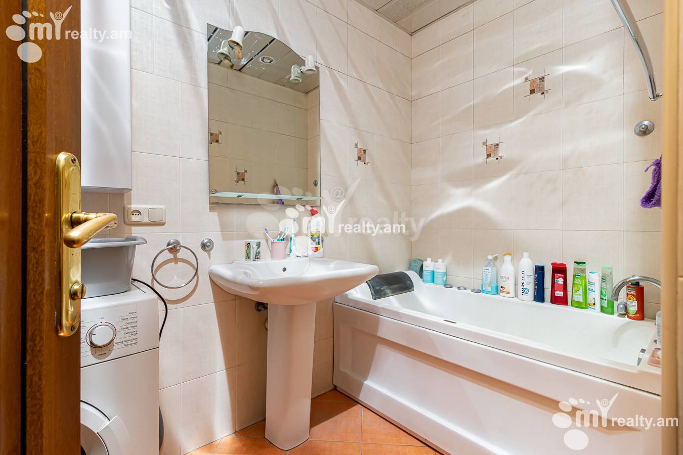 Купить 3 комнатную квартиру Паронян ул, Центр Ереван, 151535