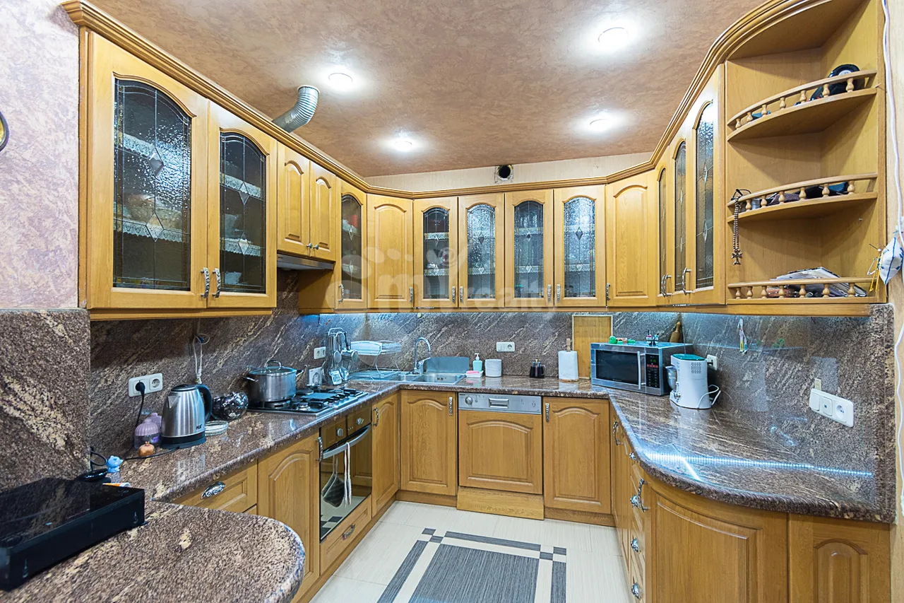 4 bedroom apartment for sale خیابان هین اِرِوانتسی, مرکز شهر ایروان, 159857