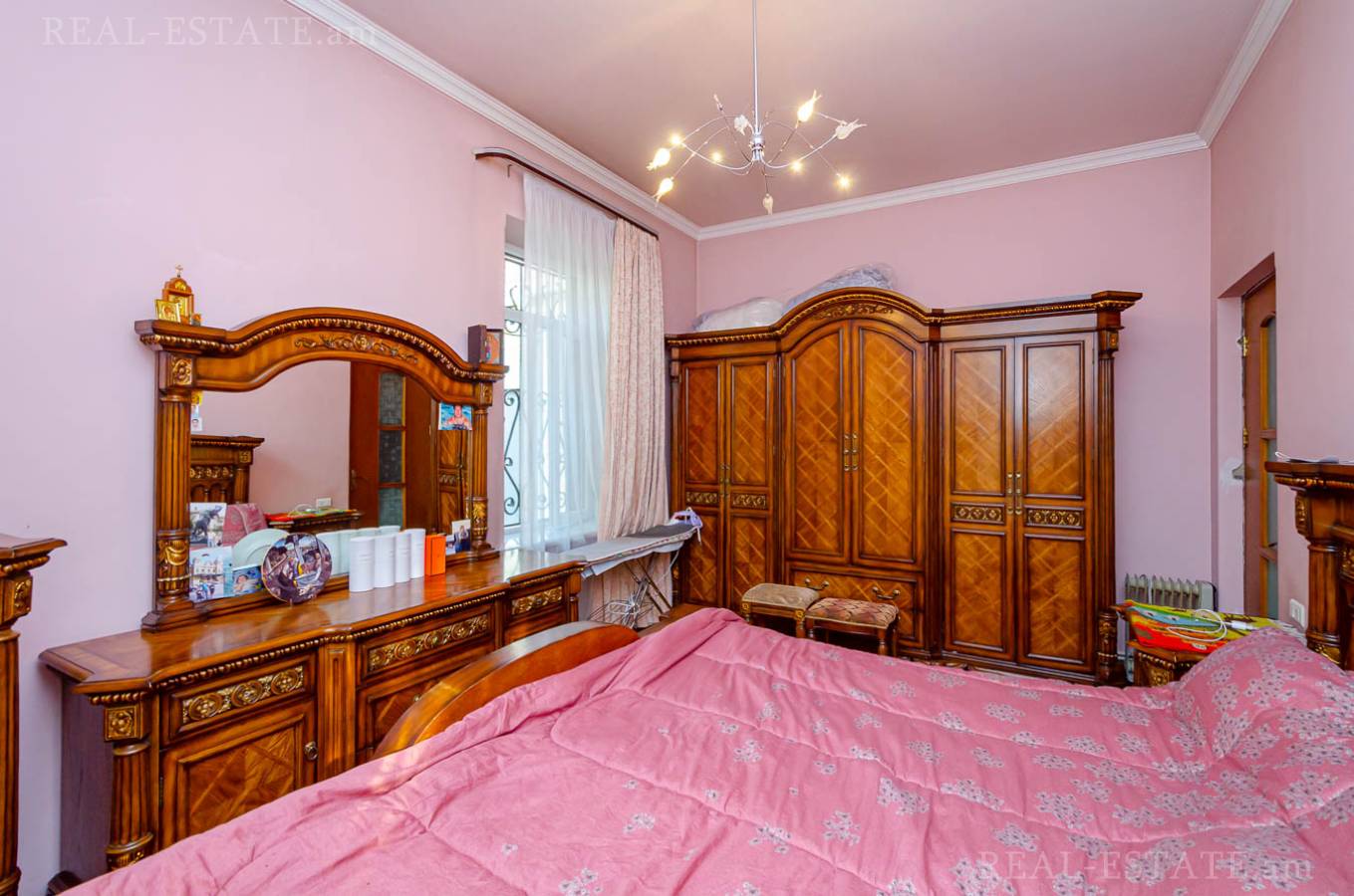 3 սենյականոց բնակարան  Մոսկովյան փող, Կենտրոն Երևան, 141099