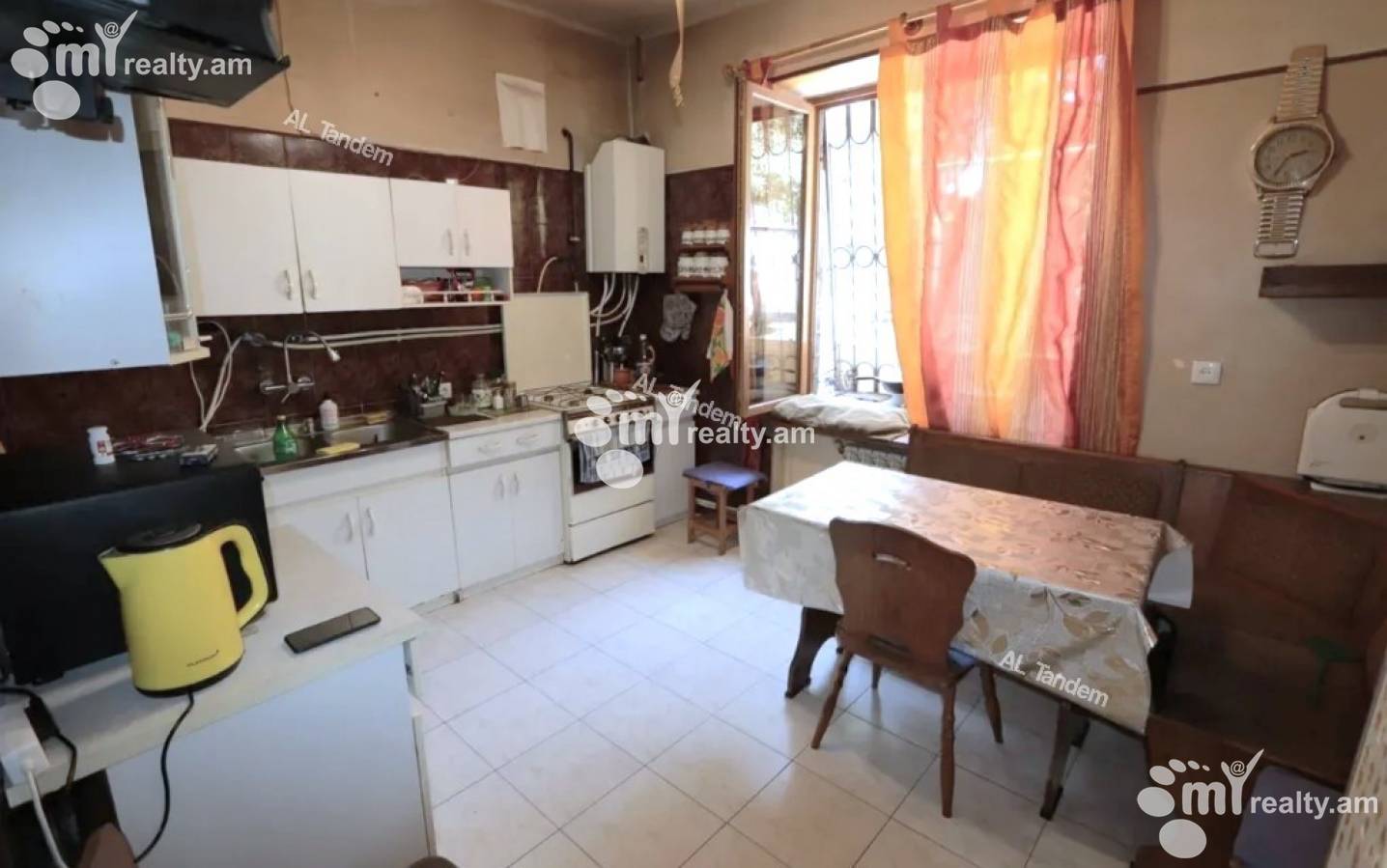 3 սենյականոց բնակարան  Մաշտոցի պող, Կենտրոն Երևան, 145019