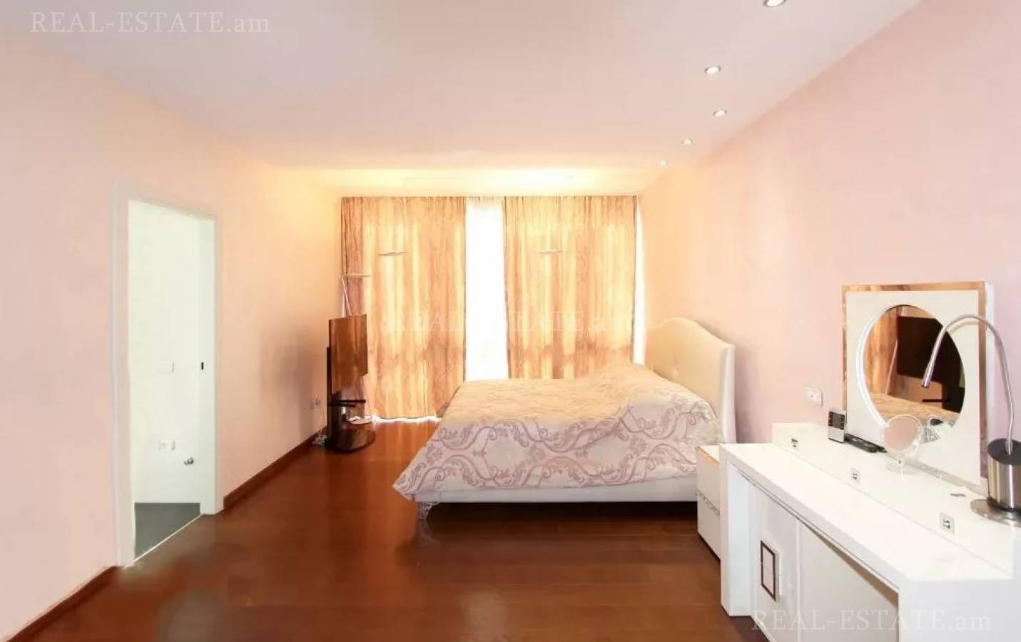 3 bedroom apartment for sale خیابان وازگِن سارگیسیان, مرکز شهر ایروان, 125068