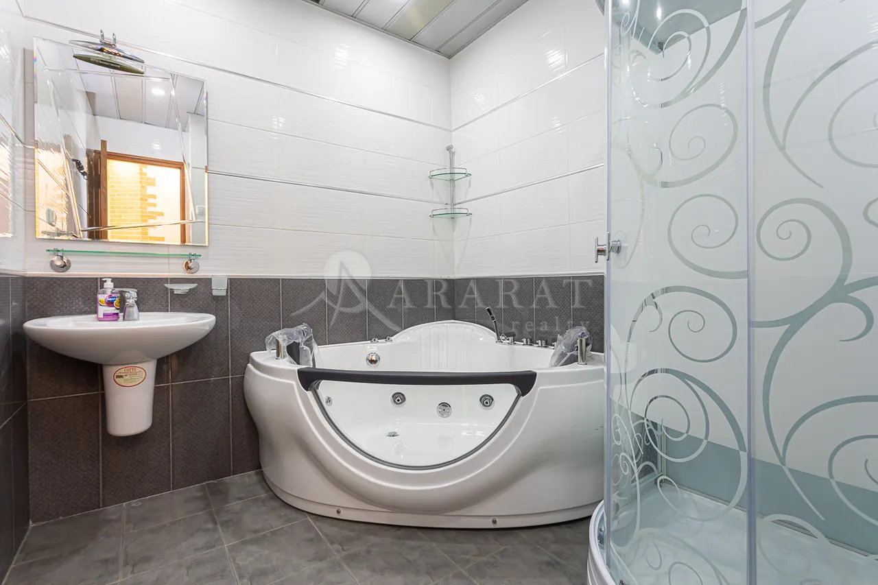 3 սենյականոց բնակարան  Աբովյան փող, Կենտրոն Երևան, 158368