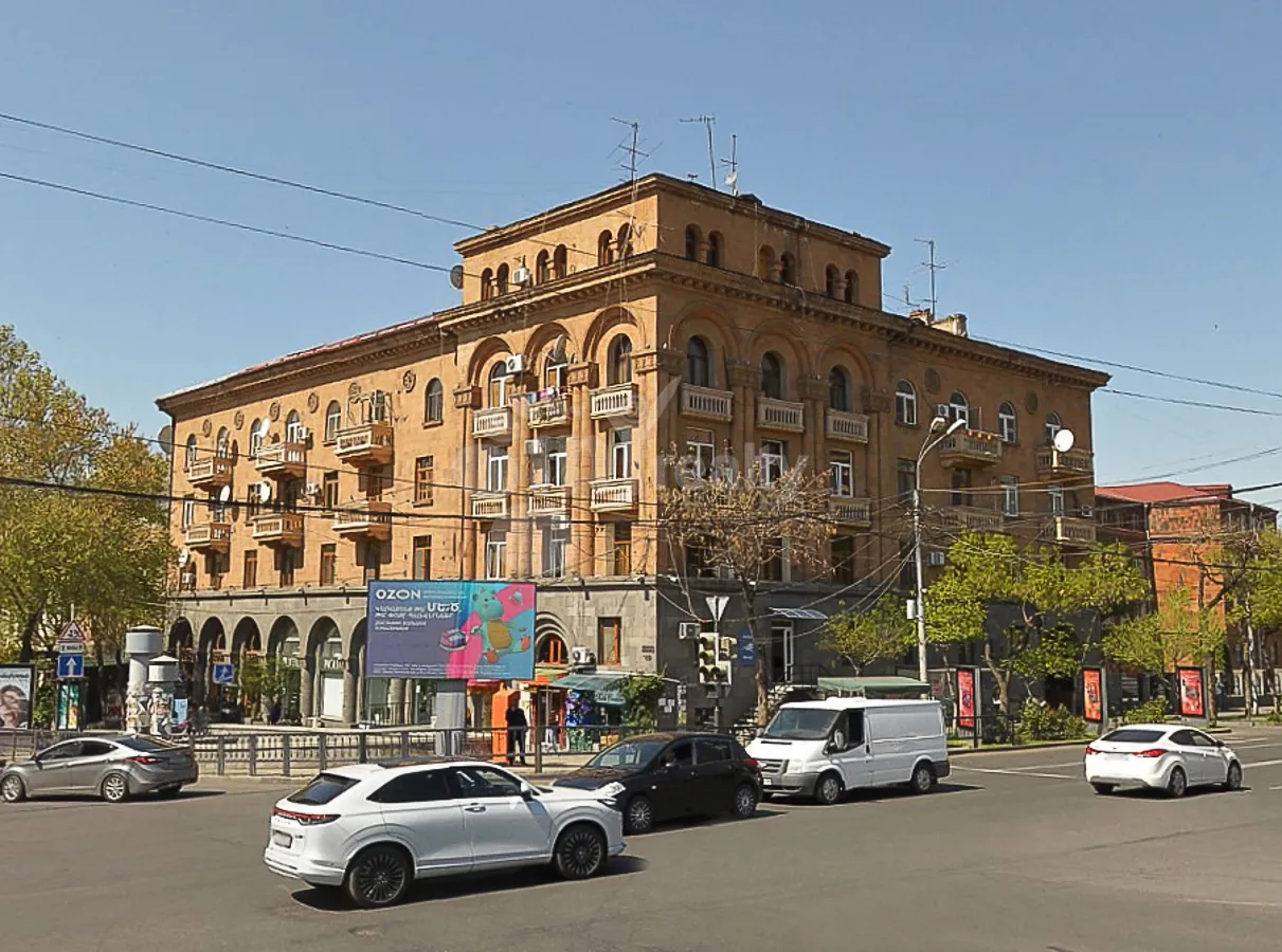 3 bedroom apartment for sale خیابان ابوویان, مرکز شهر ایروان, 160652