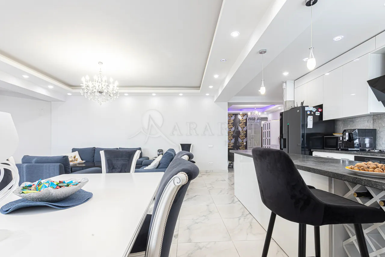 4 bedroom apartment for sale Frik St, Center Yerevan, 157946