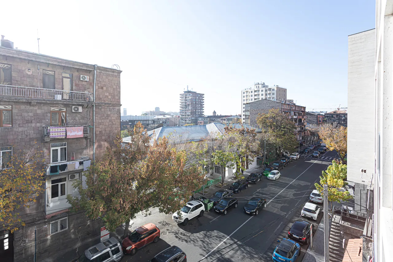 4 սենյականոց բնակարան  Լեոի փող, Կենտրոն Երևան, 157438