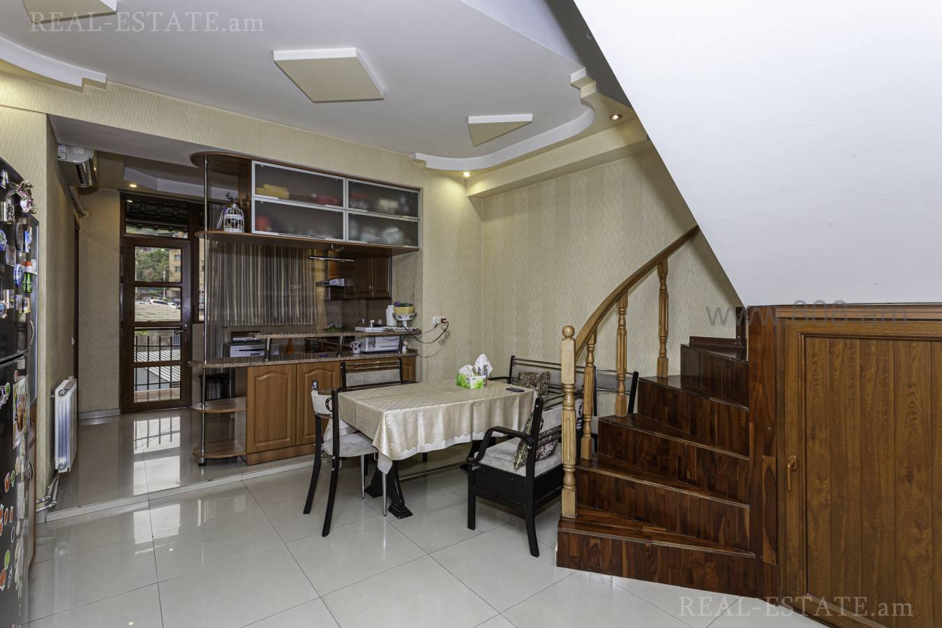 6 սենյականոց բնակարան  Հերացու փող, Կենտրոն Երևան, 137083