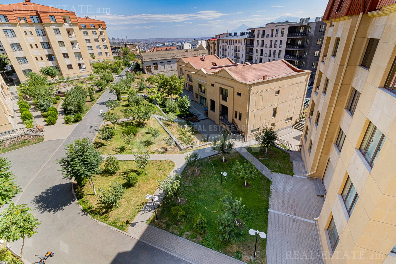 Купить 3 комнатную квартиру Антараин ул, Центр Ереван, 137482