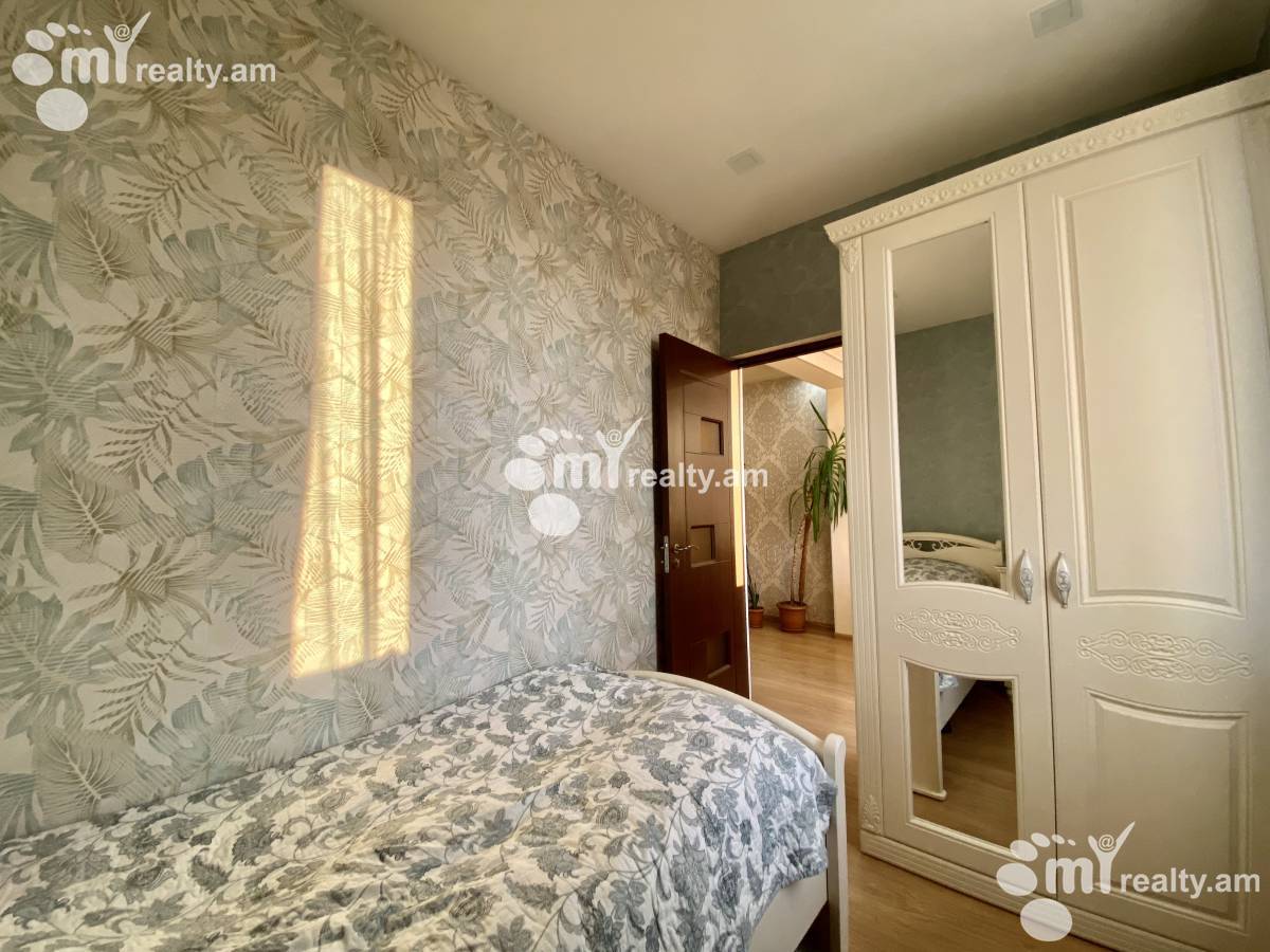 Купить 4 комнатную квартиру Вардананц ул, Центр Ереван, 130942