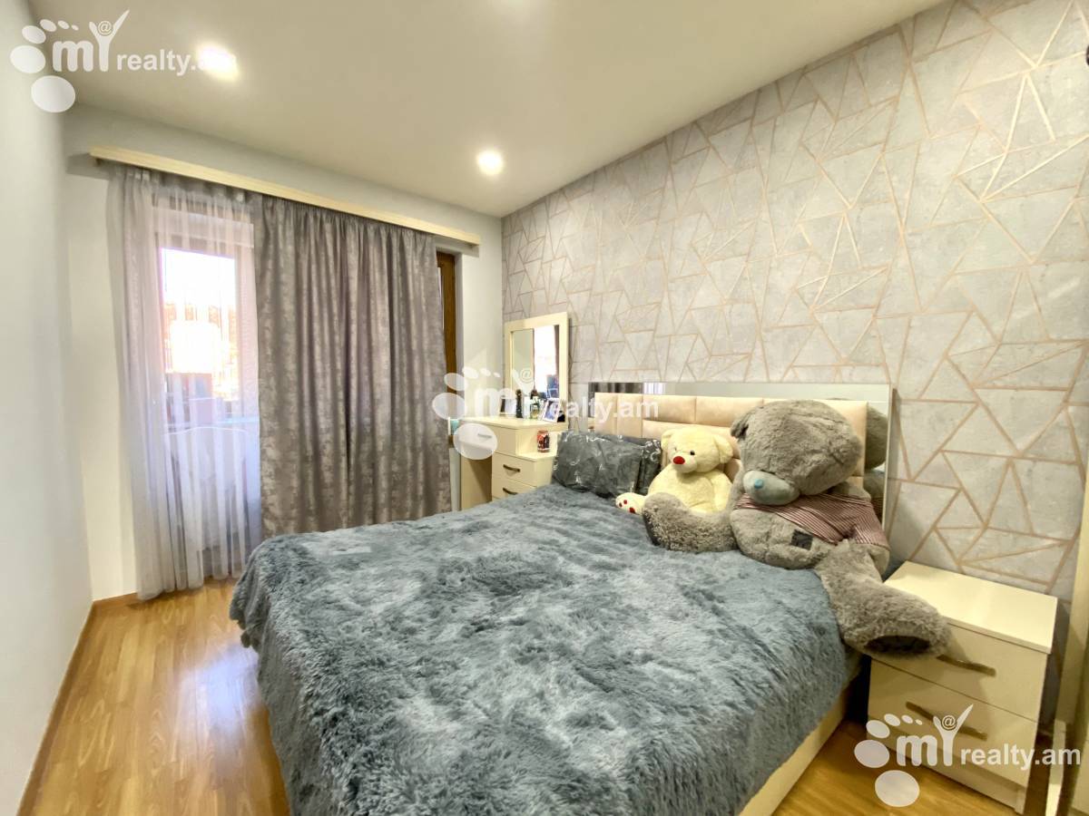 Купить 4 комнатную квартиру Вардананц ул, Центр Ереван, 130942