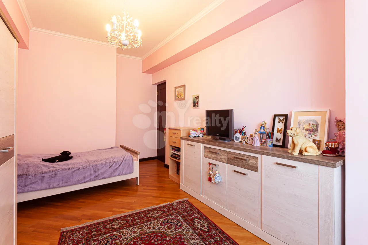 4 bedroom apartment for rent Amiryan St, Center Yerevan, 161520