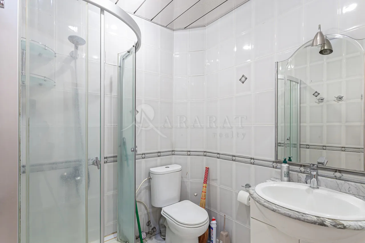 2 bedroom apartment for sale خیابان آزاتوتیان, عربگیر ایروان, 159447
