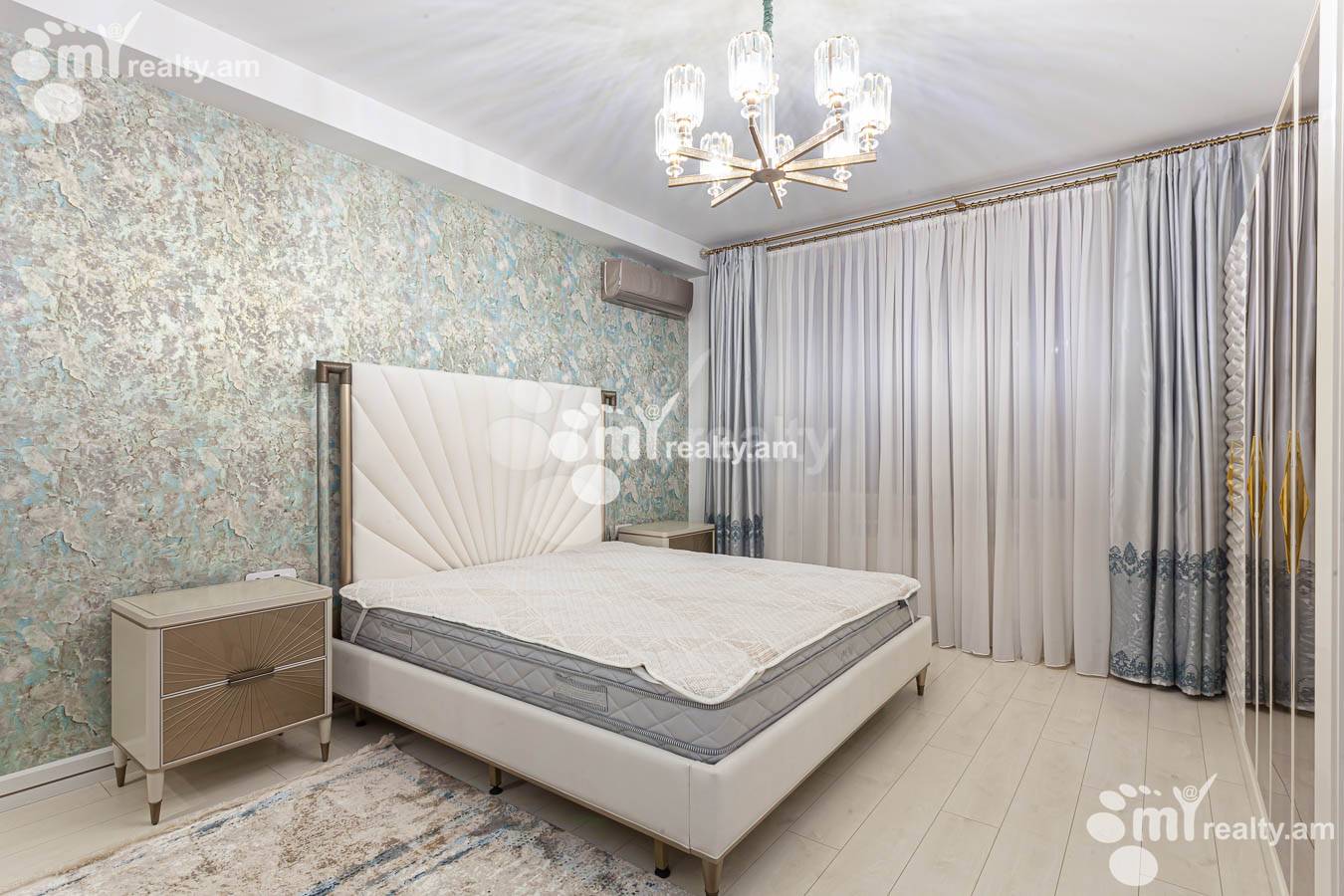 Купить 4 комнатную квартиру Арам ул, Центр Ереван, 154493