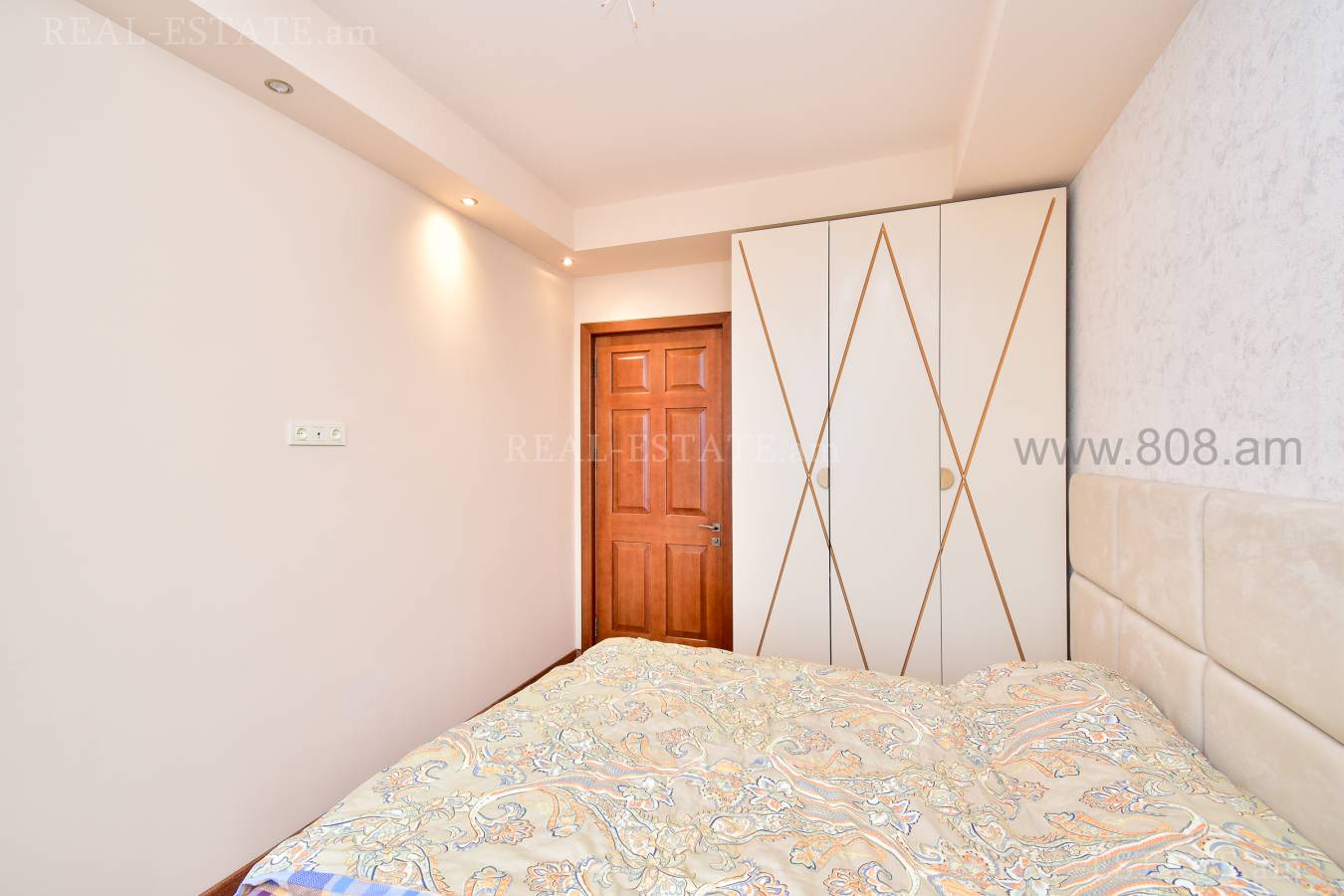 4 սենյականոց բնակարան  Ծիծեռնակաբերդի խճուղի, Կենտրոն Երևան, 126572