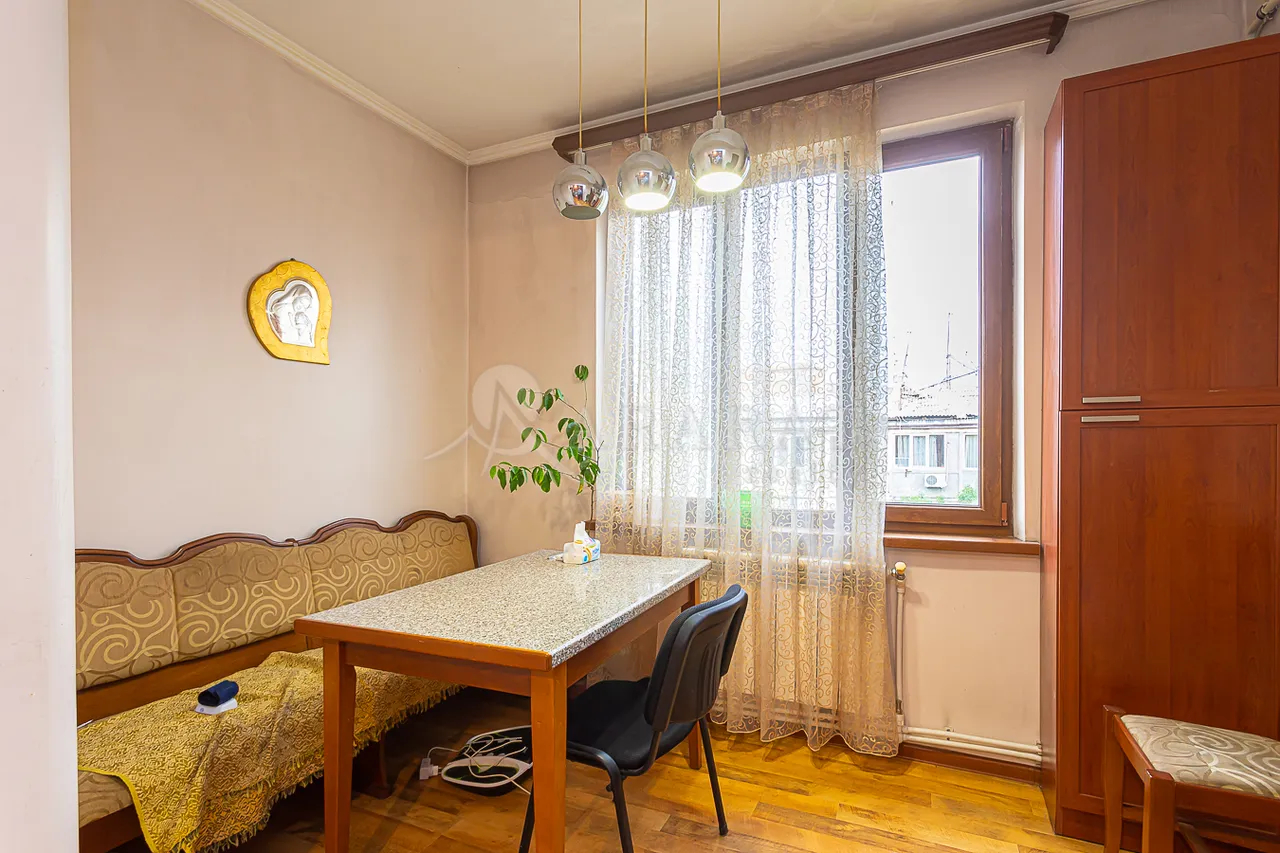 3 bedroom apartment for sale Abovyan St, Center Yerevan, 157548