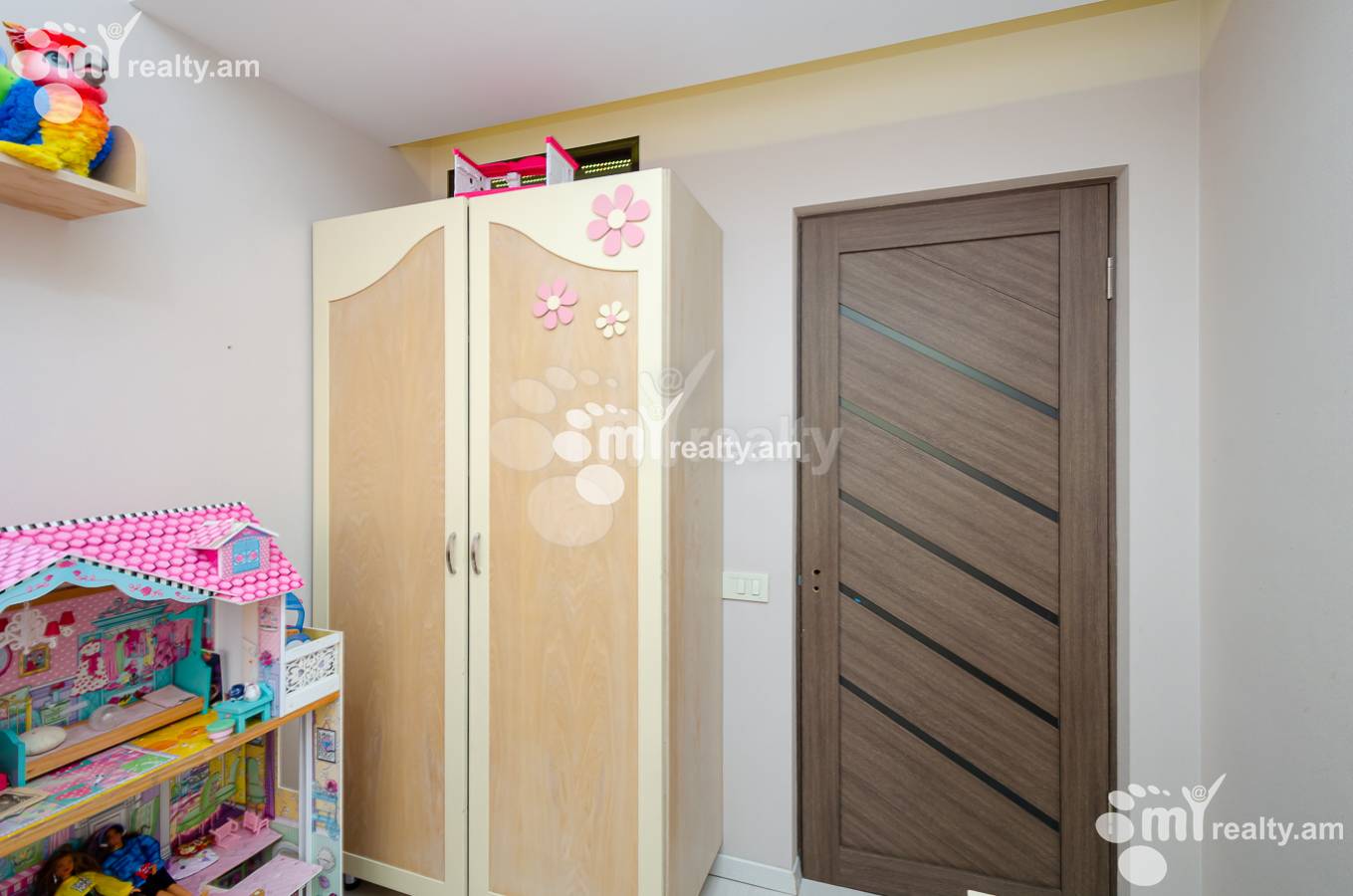 Купить 4 комнатную квартиру Сарян ул, Центр Ереван, 142967