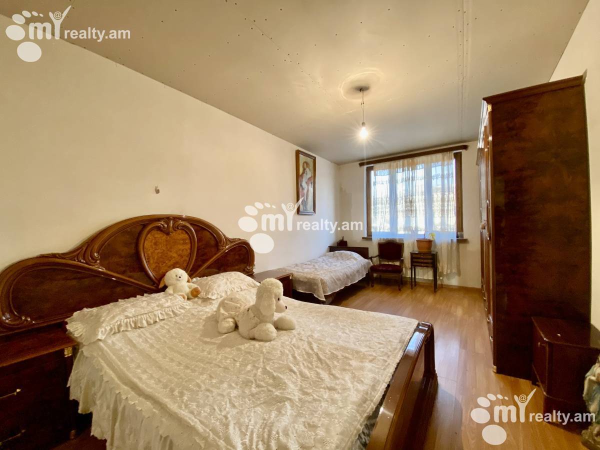 Купить 4 комнатную квартиру Вардананц ул, Центр Ереван, 130942