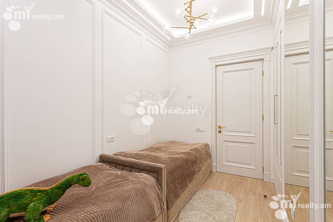 3 bedroom apartment for rent Aram St, Center Yerevan, 143996