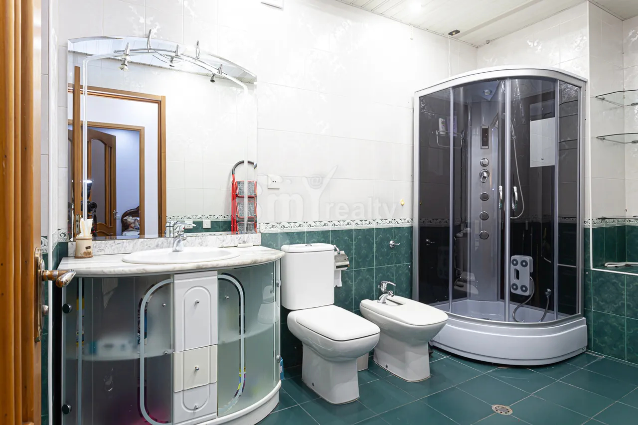 3 bedroom apartment for rent Abovyan St, Center Yerevan, 160742