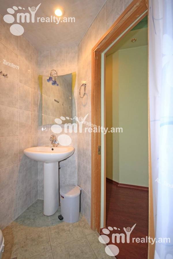 3 սենյականոց բնակարան վարձով Հանրապետության փող, Կենտրոն Երևան, 125917