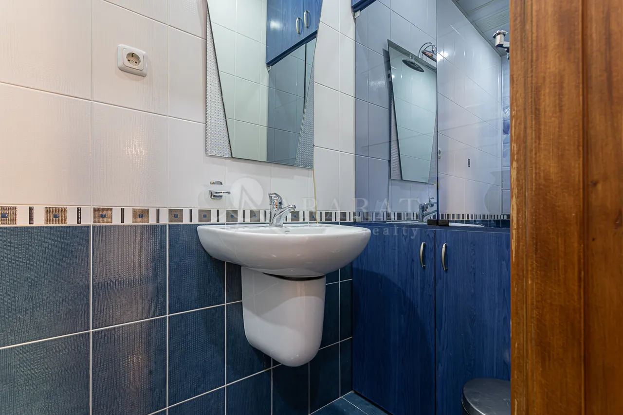 3 սենյականոց բնակարան  Աբովյան փող, Կենտրոն Երևան, 158368