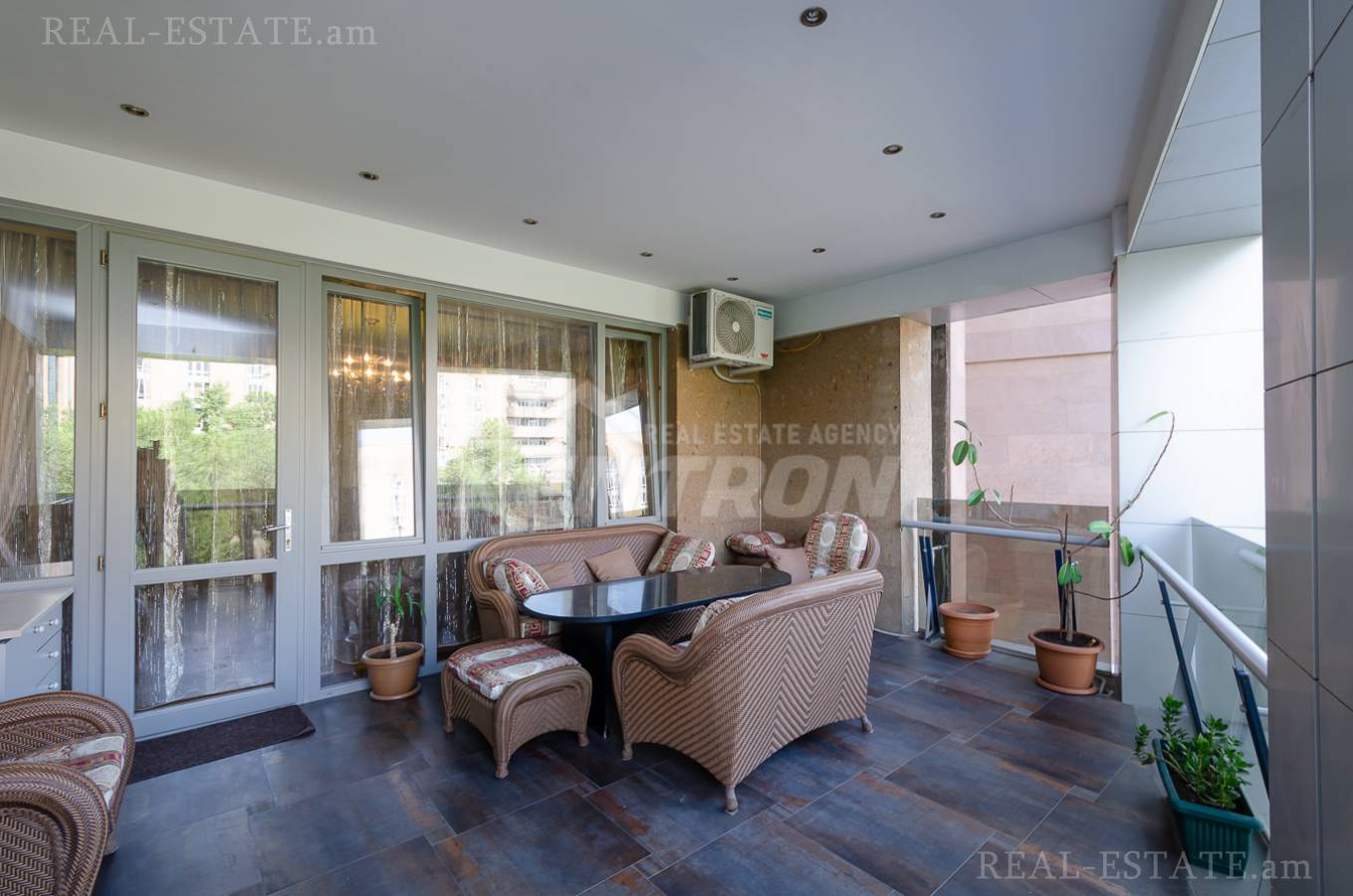 5 սենյականոց բնակարան  Հանրապետության փող, Կենտրոն Երևան, 137953