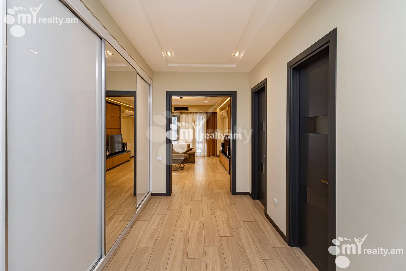 3 սենյականոց բնակարան  Հանրապետության փող, Կենտրոն Երևան, 143019