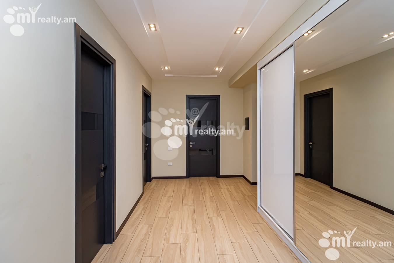 3 սենյականոց բնակարան  Հանրապետության փող, Կենտրոն Երևան, 143019