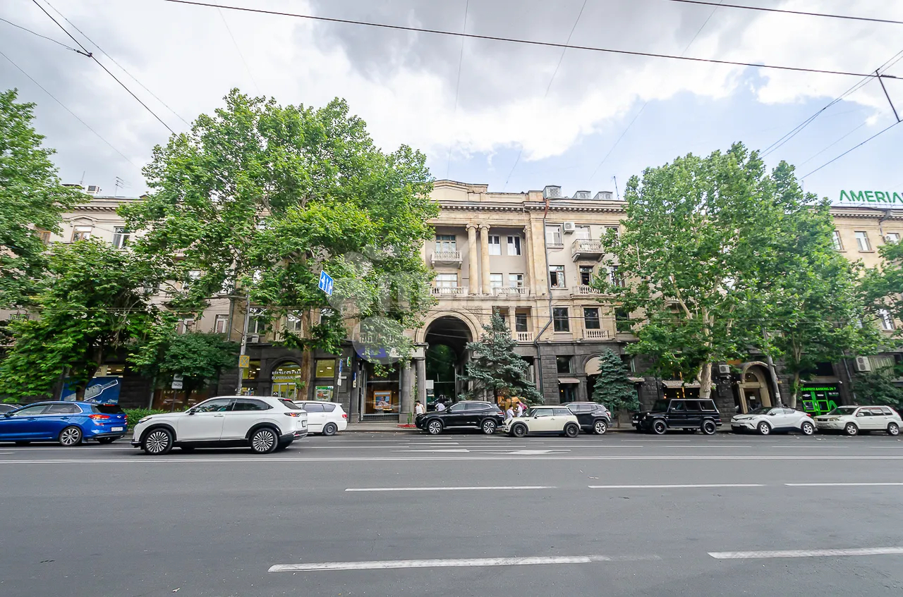 2 սենյականոց բնակարան  Մաշտոցի պող, Կենտրոն Երևան, 160500